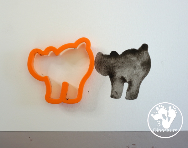  Halloween Watercolor Cookie Cutter Painting - a simple Halloween painting with watercolors and cookie cutters. An easy Halloween painting for kids. 3Dinosaurs.com