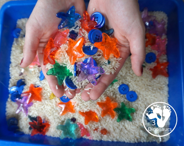 Starfish Sensory Bin - a simple starfish sensory bin for kids with starfish, blue buttons, and rice filler. A simple ocean sensory bin for kids. 3Dinosaurs.com