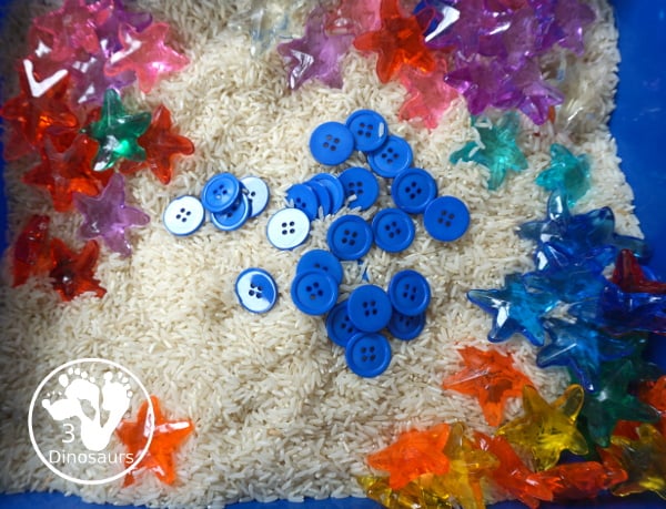 Starfish Sensory Bin - a simple starfish sensory bin for kids with starfish, blue buttons, and rice filler. A simple ocean sensory bin for kids. 3Dinosaurs.com