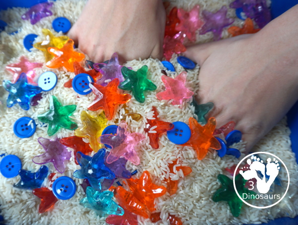 Starfish Sensory Bin - a simple starfish sensory bin for kids with starfish, blue buttons, and rice filler. A simple ocean sensory bin for kids. 3Dinosaurs.com