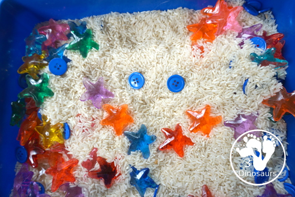 Starfish Sensory Bin - a simple starfish sensory bin for kids with starfish, blue buttons, and rice filler. A simple ocean sensory bin for kids. 3Dinosaurs.com